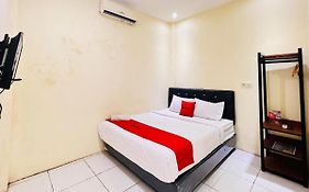 RedDoorz near Alun Alun Sidoarjo